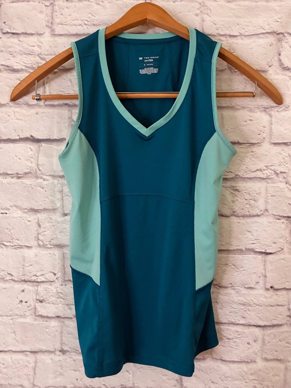 TEK GEAR DryTek Teal & Mint V-Neck Athletic Tank Top - Medium